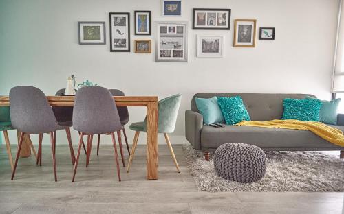 a living room with a couch and a table and chairs at Versátil departamento Ciudad de México in Mexico City