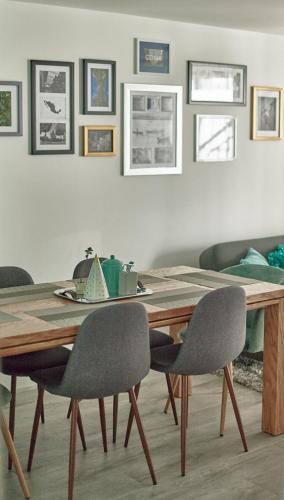 a dining room table with four chairs around it at Versátil departamento Ciudad de México in Mexico City