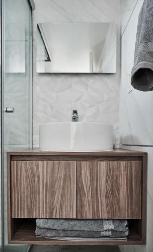 a bathroom with a sink and a mirror at Versátil departamento Ciudad de México in Mexico City
