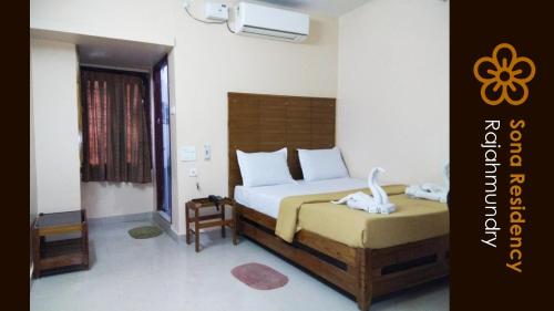 拉賈蒙德里的住宿－Sona Residency，卧室配有一张床