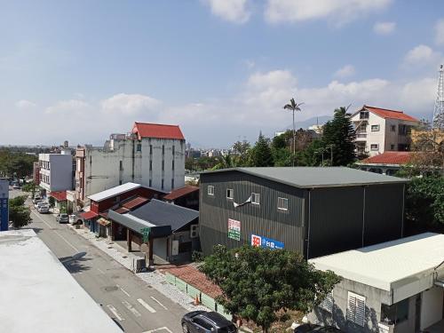 una vista panoramica su una città con edifici e una strada di Love Vacation Pourquoi pas a Città di Hualien