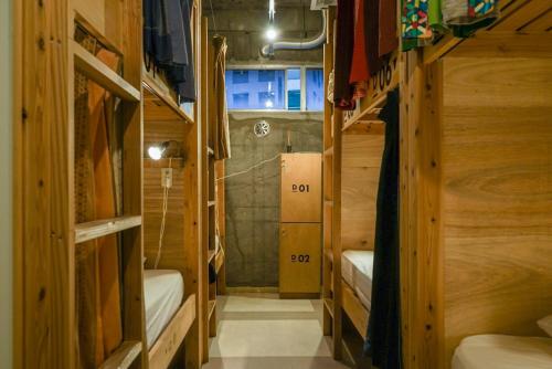 um pequeno quarto com 2 beliches em Hostel TangaTable em Kitakyushu