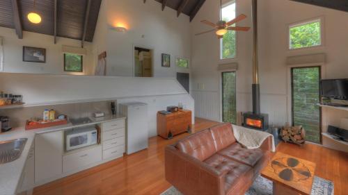 a living room filled with furniture and a fireplace at Montville Misty View Cottages in Montville