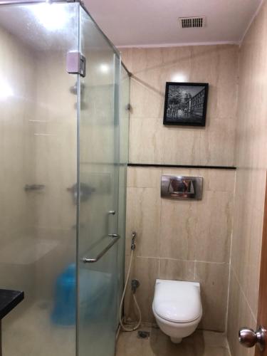 e bagno con servizi igienici e doccia in vetro. di Leela pavilion a Rajahmundry