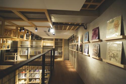 uma escada num quarto com quadros nas paredes em FFF Hotel em Hengchun South Gate