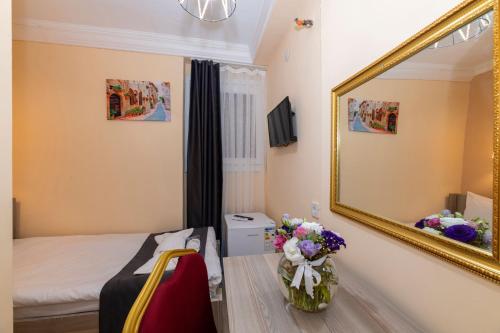 Ένα ή περισσότερα κρεβάτια σε δωμάτιο στο Avrupa Palace Hotel
