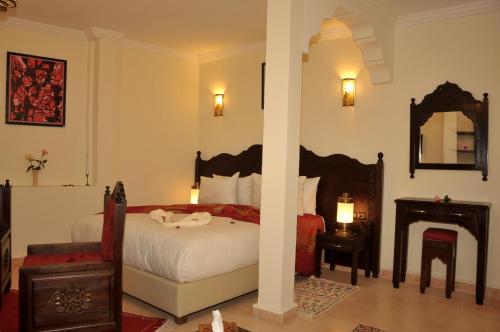 Postel nebo postele na pokoji v ubytování Hotel Riad Ben Atar