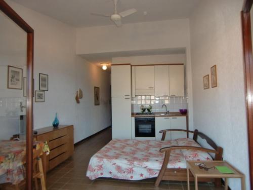a small room with a bed and a kitchen at Ammiraglio in Campese