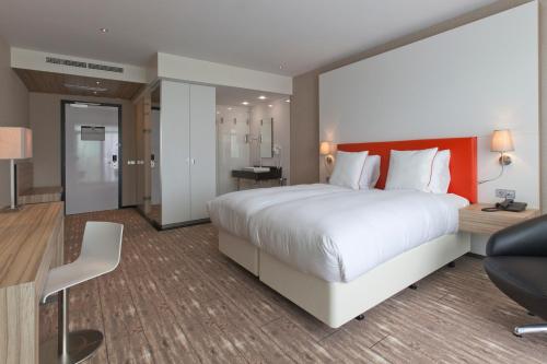 Giường trong phòng chung tại Van der Valk Hotel A4 Schiphol