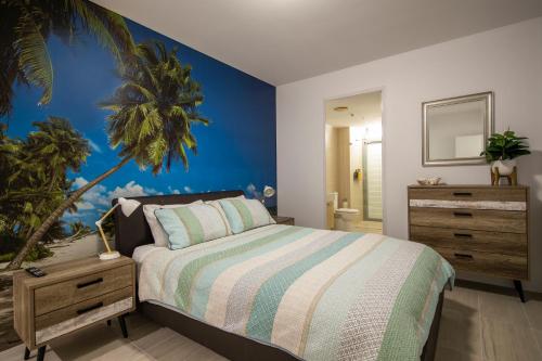 En eller flere senger på et rom på Cairns Waterfront Luxury at Harbourlights