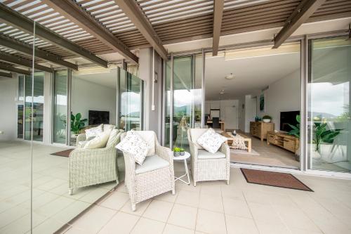 Χώρος καθιστικού στο Cairns Waterfront Luxury at Harbourlights
