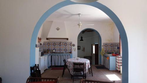 uma arcada numa cozinha com uma mesa num quarto em Antico Frantoio em Alicudi