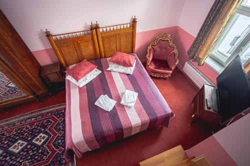 an overhead view of a bedroom with a bed and a mirror at Nina Kordon Guesthouse in Alatskivi
