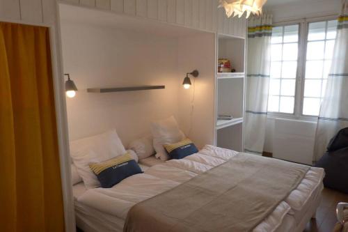 - une chambre avec un grand lit et 2 oreillers dans l'établissement MAISON 120m2 près centre et plages classée ***, au Bois-Plage-en-Ré