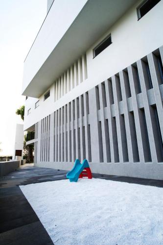 a blue and red object sitting in front of a building at FFF Hotel in Hengchun