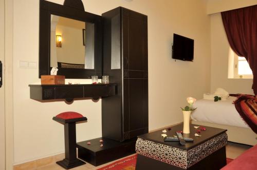 TV a/nebo společenská místnost v ubytování Hotel Riad Ben Atar