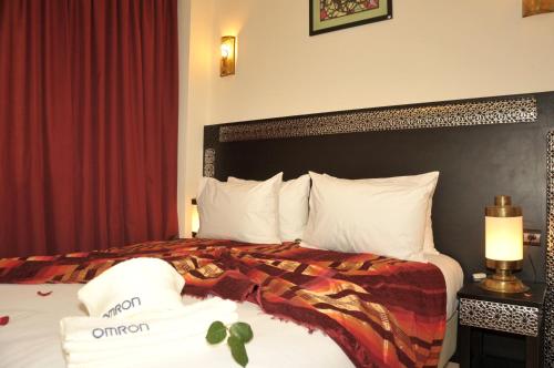 Postel nebo postele na pokoji v ubytování Hotel Riad Ben Atar