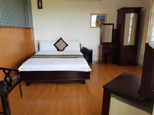 En eller flere senge i et værelse på Tai Loc Hotel