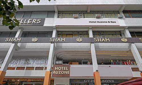un edificio con un cartel que lee shaw shar shar show en Itsy By Treebo - Auzone & Spa, en Chandīgarh