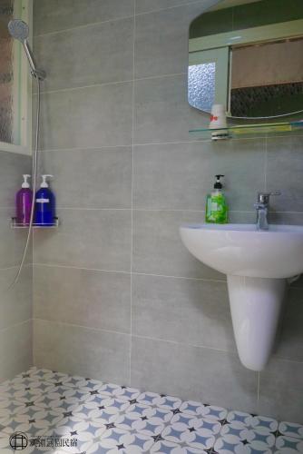 a bathroom with a sink and a mirror at Mei Nong Villa in Meinong