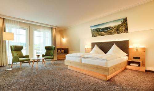 Un pat sau paturi într-o cameră la Hotel Weis