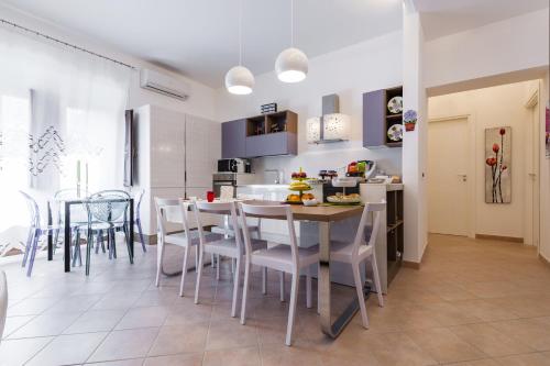 a kitchen and dining room with a table and chairs at Zanzibar - Charming Rooms and Apartments in Avola