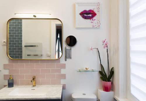 a bathroom with a sink and a mirror at Domaine Les Tilleuls in Wailly-Beaucamp