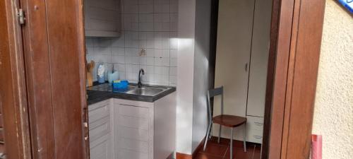 una pequeña cocina con fregadero y encimera en La Pineta, en Favignana