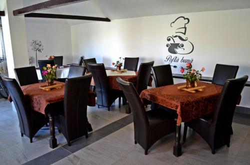un restaurante con mesas y sillas y un cartel que dice chef limbo en Casa Sasului, en Bazna