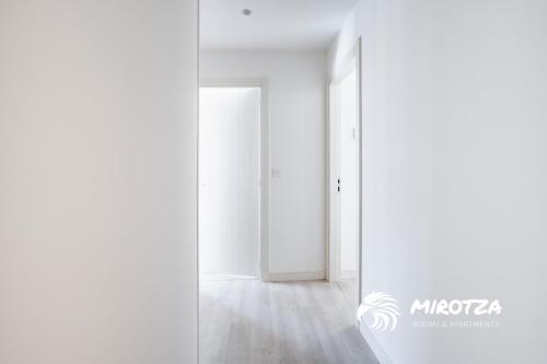 an empty corridor with an open door in an empty room at MIROTZA ROOMS AND APARTMENTS in Orio