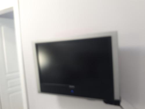 una TV a schermo piatto appesa a un muro di Ideal one bedroom appartment in Naas Oo Kildare a Naas