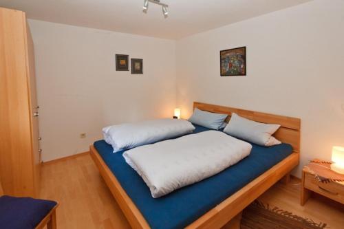 魯波爾丁的住宿－Am Traunufer Anneliese Plenk，一张床上有两个枕头的房间