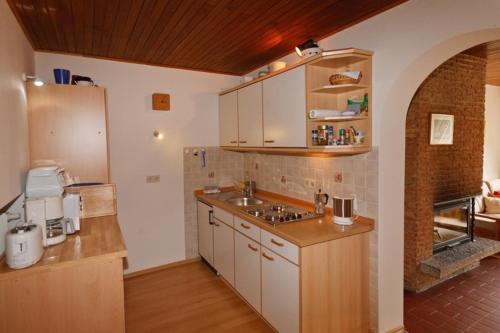 een keuken met een spoelbak en een aanrechtblad bij Am Traunufer Anneliese Plenk inkl. Chiemgaukarte in Ruhpolding