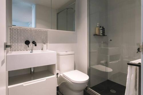 een badkamer met een toilet, een wastafel en een douche bij 2 BR Modern Melbourne CBD Apartment in Melbourne