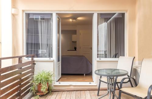 Un balcón con una mesa y sillas en un balcón. en UrbanStay, en Atenas