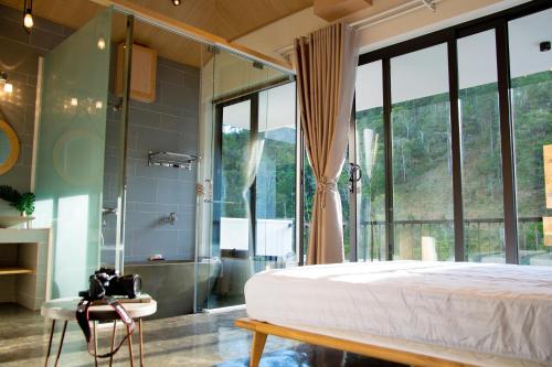 sypialnia z dużym łóżkiem i prysznicem w obiekcie Shanti Wellness Sanctuary w mieście Ấp An Kroët