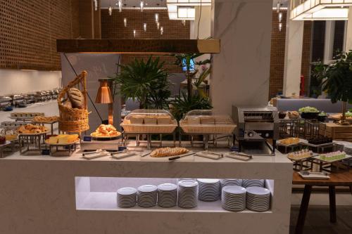 een buffetlijn met borden met eten op een aanrecht bij Wintree City Resort Chiang Mai in Chiang Mai