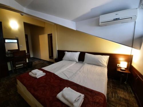 Katil atau katil-katil dalam bilik di Balkan Hotel