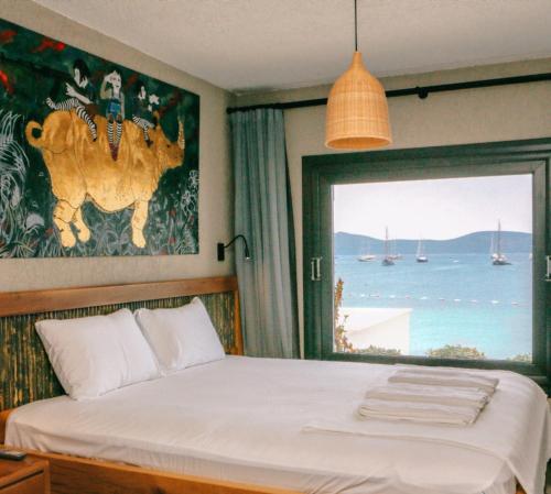 Ένα ή περισσότερα κρεβάτια σε δωμάτιο στο Surfer Caravan Gastro Pub Suites- Adults Only
