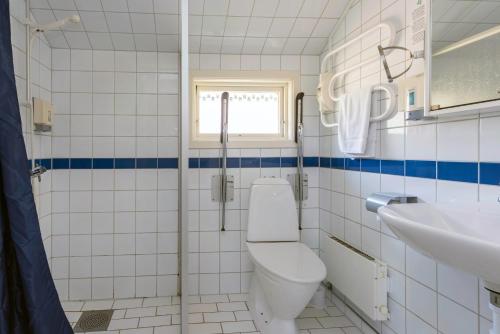 HestraにあるIsaberg Mountain Resortのバスルーム(トイレ、洗面台付)