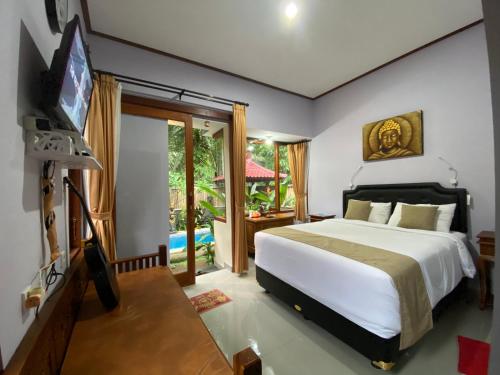 卡朗阿森的住宿－Villa Melanting，一间卧室配有一张床和一台电视。