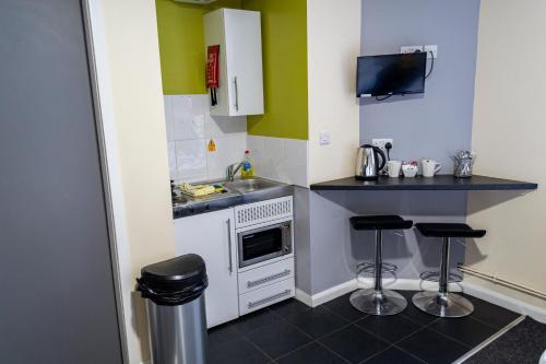 Η κουζίνα ή μικρή κουζίνα στο Lymedale Suites Studios & Aparthotel in NEWCASTLE UNDER LYME & STOKE