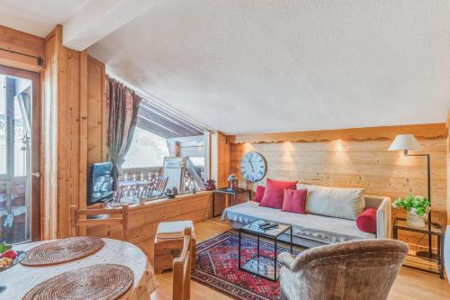 un salon avec un canapé et une table dans l'établissement Appartement Aravis - Welkeys, à Megève