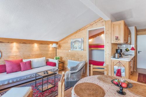 un salon avec un canapé et une table dans l'établissement Appartement Aravis - Welkeys, à Megève