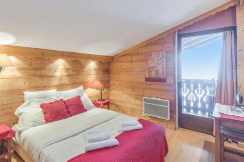 une chambre avec un grand lit et une fenêtre dans l'établissement Appartement Aravis - Welkeys, à Megève