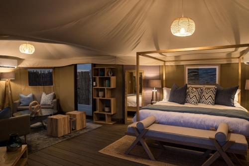 Un dormitorio con una cama en una tienda de campaña. en Kingfisher Retreat by Sharjah Collection, en Kalbā
