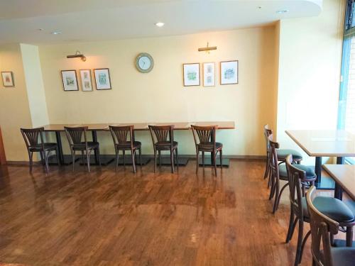 a dining room with a long table and chairs at Smile Hotel Kobe Motomachi in Kobe