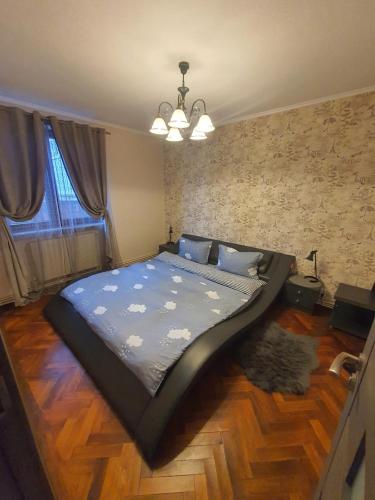 a bedroom with a large bed in a room at Comfort Home Apartment 1 in Petroşani