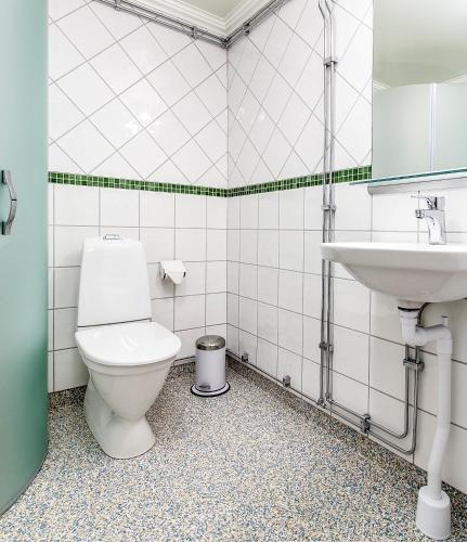 a bathroom with a toilet and a sink at Kullagården in Vreta Kloster
