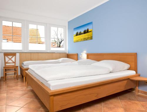 duas camas num quarto com duas janelas em Ferienhaus Störtebeker em Insel Poel